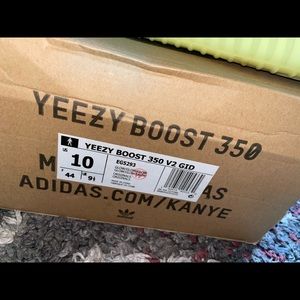 Used Yeezy 350 V2 Glow no scuffs , no marks great condition